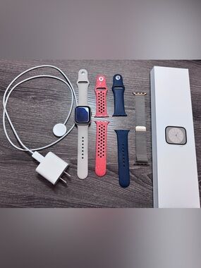 Smartwatch with Interchangeable Bands - Beige, Navy, Coral, Silver
